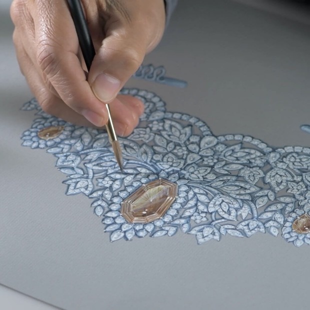 Từ thiết kế, gia công đến chế tác, tất cả các bước đều được thực hiện tỉ mỉ bởi các nghệ nhân kim hoàn nổi tiếng.