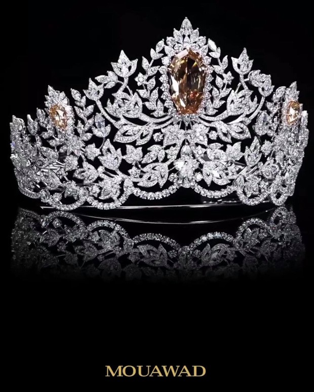 Đây là lần thứ 2 Mouawad được lựa chọn để chế tác vương miện Hoa hậu Hoàn vũ Thế giới. Chiếc vương miện đầu tiên là dành cho Hoa hậu Hoàn vũ năm 2019.