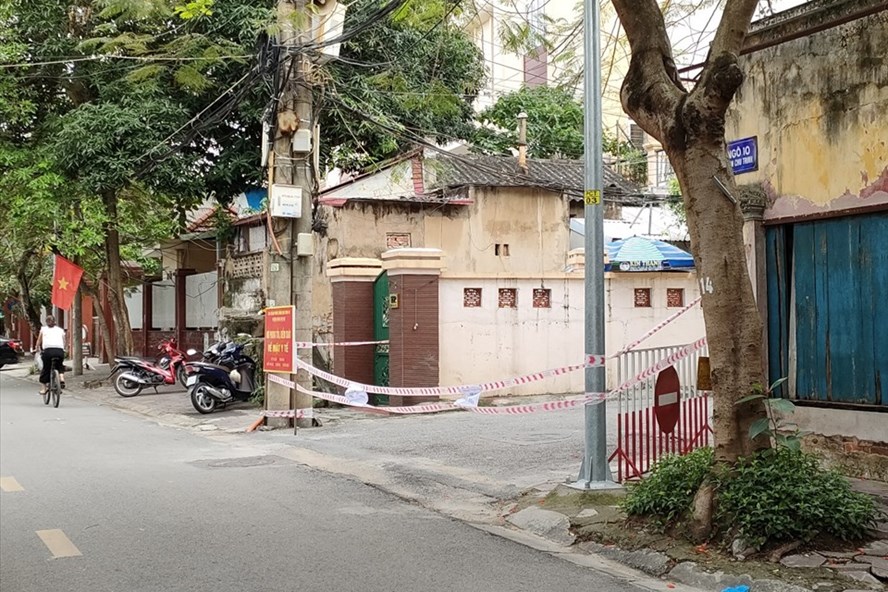 Hải Phòng phong toả ngõ Phan Chu Trinh, phường Hoàng Văn Thụ, quận Hồng Bàng. Ảnh: LĐ