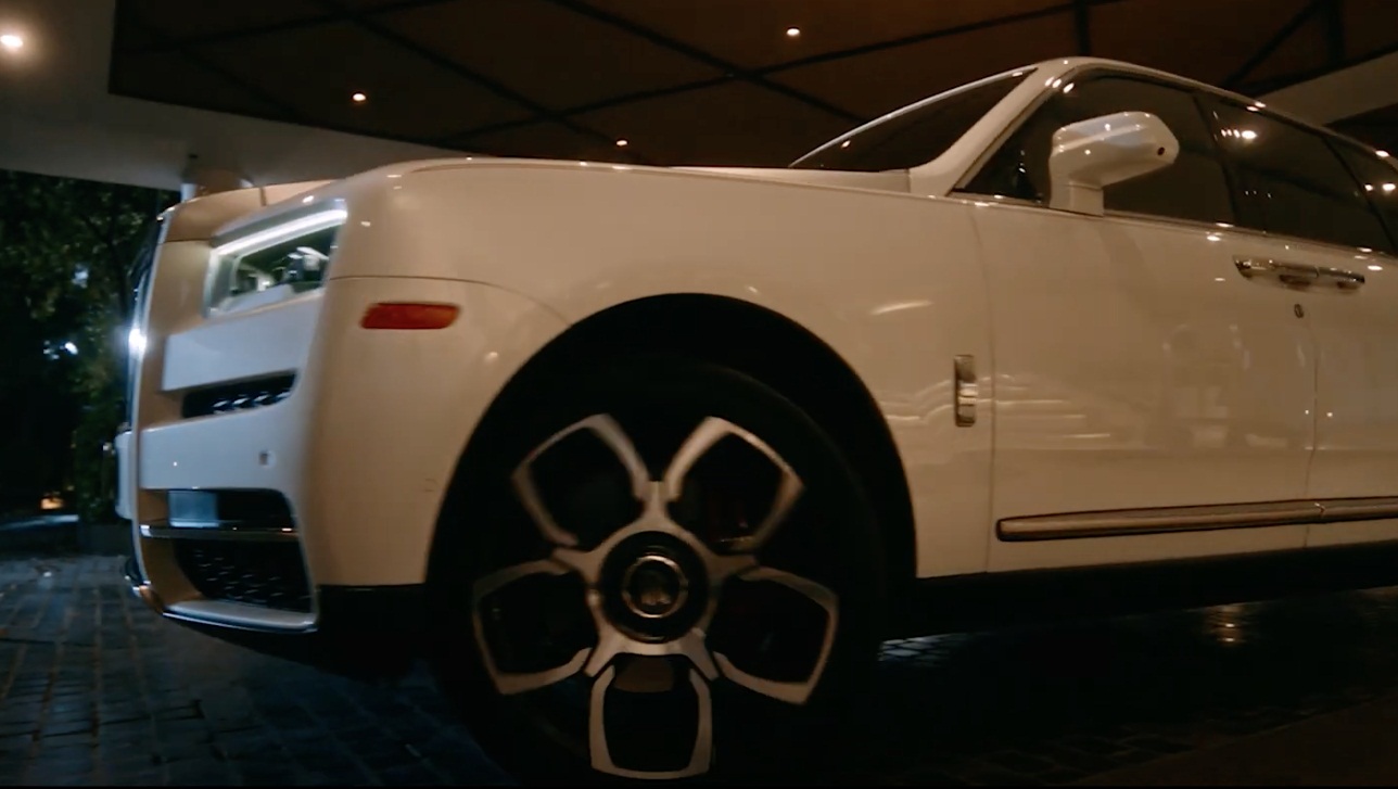 Khắc Việt sử dụng Rolls-Royce Cullinan thể hiện đẳng cấp giới siêu giàu trong MV mới