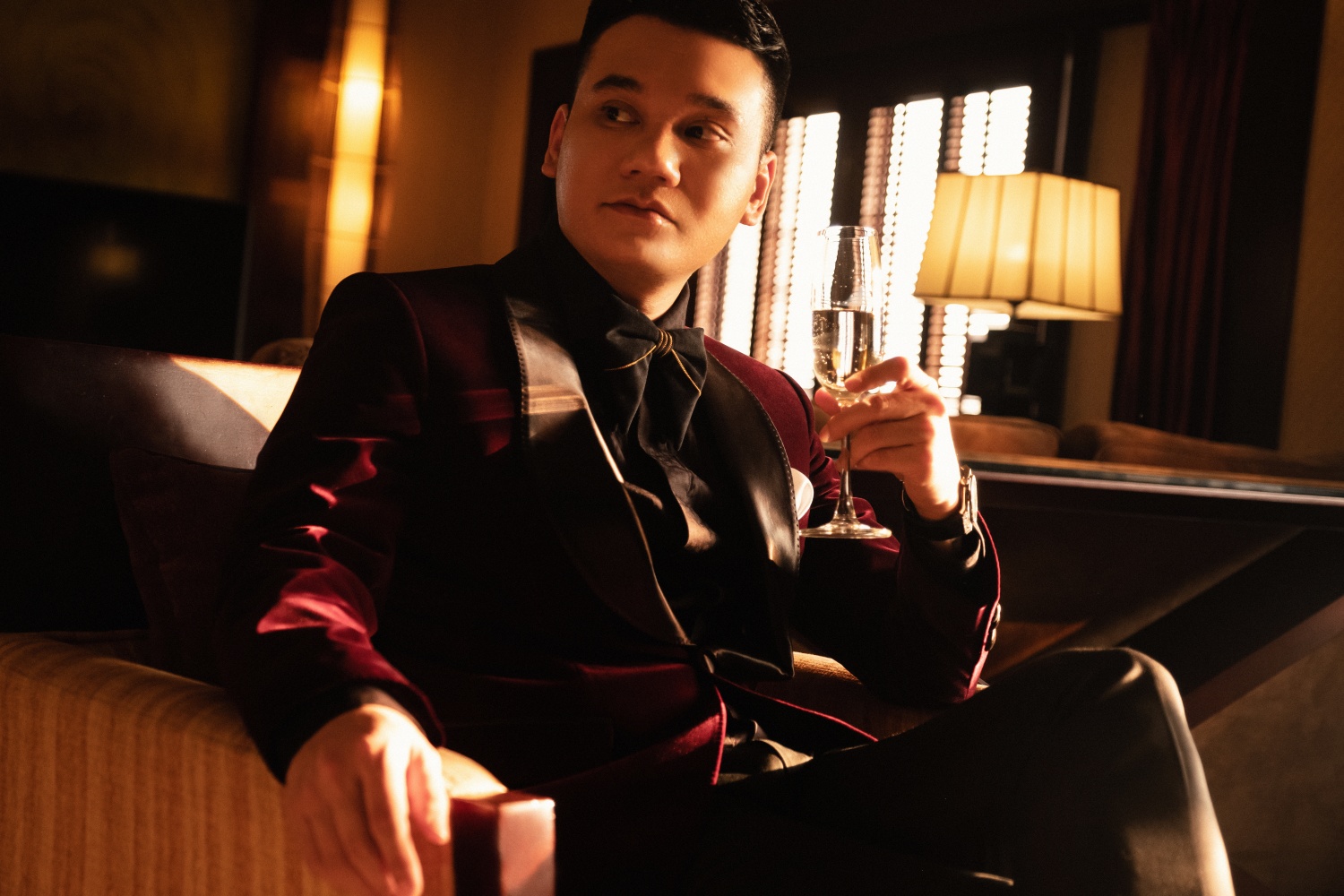 Khắc Việt sử dụng Rolls-Royce Cullinan thể hiện đẳng cấp giới siêu giàu trong MV mới