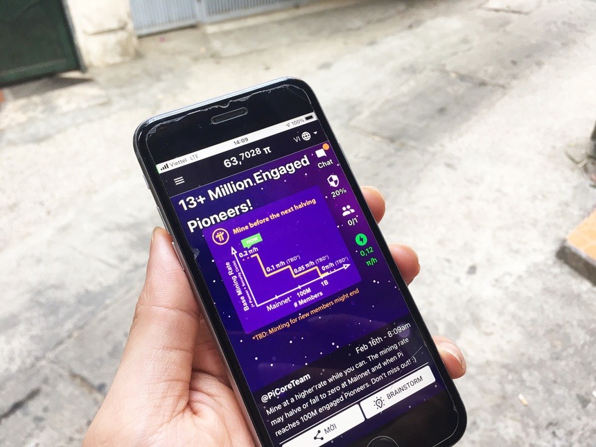 Theo các chuyên an ninh gia mạng, app Pi trên Android yêu cầu cung cấp ID thiết bị, quyền truy cập kho lưu trữ, đặc biệt là quyền 'Lớp phủ màn hình' (draw over other apps) vốn có thể ăn cắp mật khẩu người dùng. Chức năng này rất quan trọng, nó cho phép ứng dụng đọc tin nhắn mã ngân hàng, đánh cắp mật khẩu. Ảnh minh hoạ