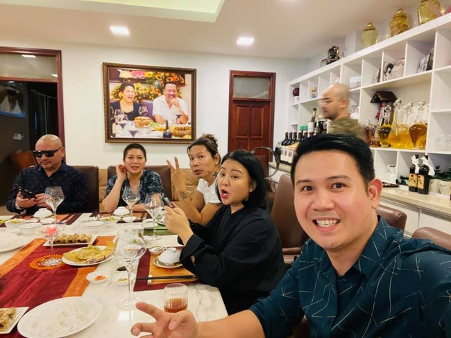 Chồng Shark Liên đầu trọc, đeo kính đen trông 'ngầu' không kém bà xã. Chồng Shark Liên đầu trọc, đeo kính đen trông 'ngầu' không kém bà xã.