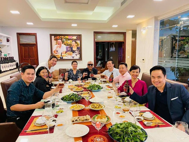 'Bữa tiệc bạc tỷ' của dàn Shark quyền lực khiến dân tình bất ngờ vì không có sơn hào hải vị gì những ngoài món bình dân. Ảnh: FB 'Bữa tiệc bạc tỷ' của dàn Shark quyền lực khiến dân tình bất ngờ vì không có sơn hào hải vị gì những ngoài món bình dân. Ảnh: FB