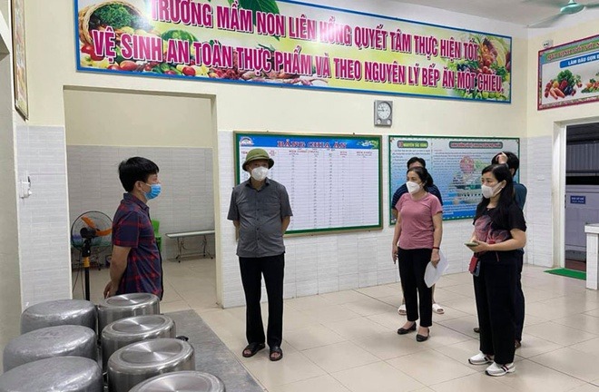 Lãnh đạo TP kiểm tra cơ sở vật chất Trường mầm non xã Liên Hồng, đêm 18/5. Ảnh: BHD