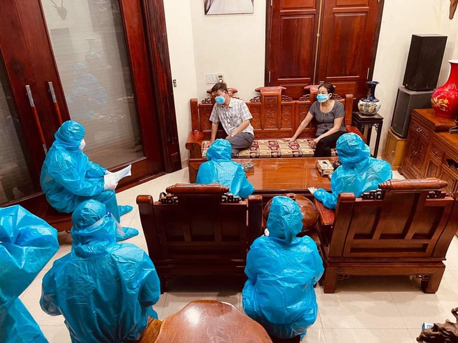 Cơ quan chức năng làm việc với y sỹ Nguyễn Văn Hiền. Ảnh: Đài PT TP Hải Dương