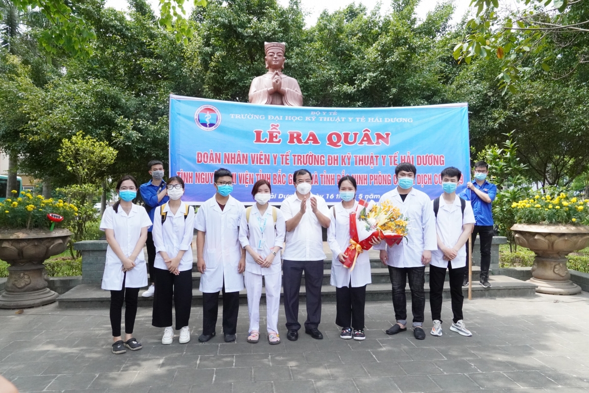 Lãnh đạo tỉnh Hải Dương tặng hoa, động viên các cán bộ, giảng viên, sinh viên Trường Đại học Kỹ thuật Y tế Hải Dương trước khi lên đường chi viện cho Bắc Giang và Bắc Ninh chống dịch COVID-19.