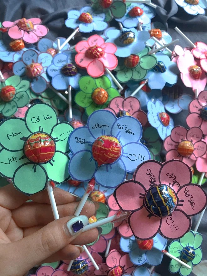 500 chiếc kẹo 'nở hoa' và bức thư mang sự biết ơn của 2 em sẽ được gửi tới các y bác sĩ, quân nhân sẽ được chuyển tới khu cách ly của thành phố Điện Biên. Ảnh: FB