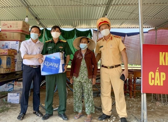 Tại đây, cụ bảo thương các cháu làm việc vất vả giữa trời nắng nên chở thùng nước ra tặng, động viên các lực lượng. Ảnh: FB