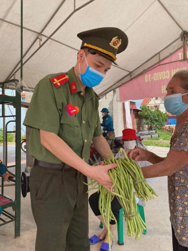 Tiếp sức mùa dịch: Bó đậu đũa của cụ bà, 500 chiếc kẹo 'nở hoa' của 2 bé gái khiến nhiều người cay mắt. Ảnh: FB