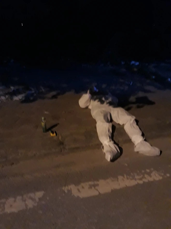 Các y bác sĩ, nhân viên y tế làm nhiệm vụ chống dịch Covid-19 tại huyện Nậm Pồ tranh thủ những phút nghỉ ngơi ngắn ngủi để nằm ngủ bên vệ đường khiến ai ai cũng xúc động. Ảnh: FB