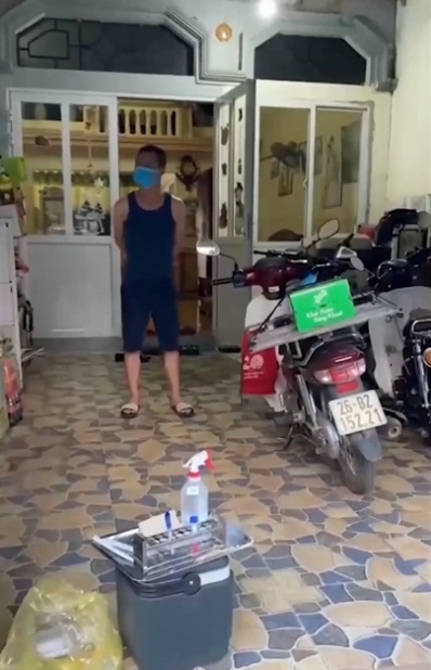 Nam thanh niên đuổi nhân viên y tế đến lấy mẫu xét nghiệm Covid-19 ra khỏi nhà. Ảnh cắt clip
