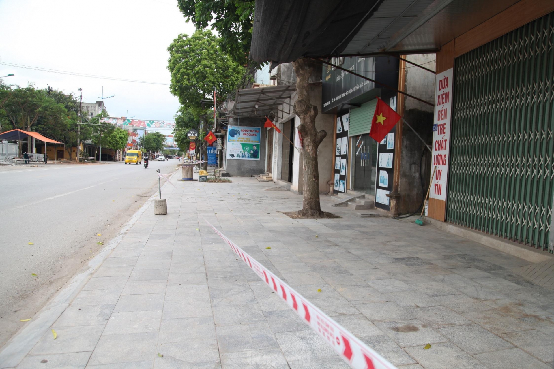 Riêng TP Bắc Giang thực hiện giãn cách xã hội với tinh thần “đường phố phải vắng tanh, nhà nào ở nhà đó”, đóng cửa sản xuất, kinh doanh, chỉ bán các mặt hàng thiết yếu, nhu yếu phẩm. Ảnh: TP Riêng TP Bắc Giang thực hiện giãn cách xã hội với tinh thần “đường phố phải vắng tanh, nhà nào ở nhà đó”, đóng cửa sản xuất, kinh doanh, chỉ bán các mặt hàng thiết yếu, nhu yếu phẩm. Ảnh: TP