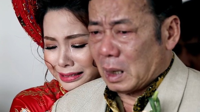 Những hình ảnh này đã trở thành hình ảnh đẹp đẽ, đáng ghi nhớ nhất trong ngày cưới con gái và khiến dân mạng rưng rưng chia sẻ lại. Ảnh: FB