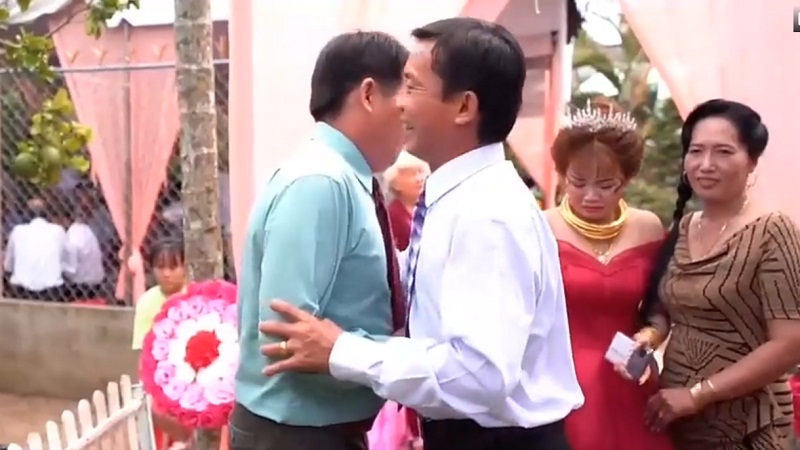 Dù nhà chồng có gần bên hay cách xa hàng trăm cây số, thì bố mẹ cô dâu cũng không khỏi chạnh lòng. Ảnh cắt clip