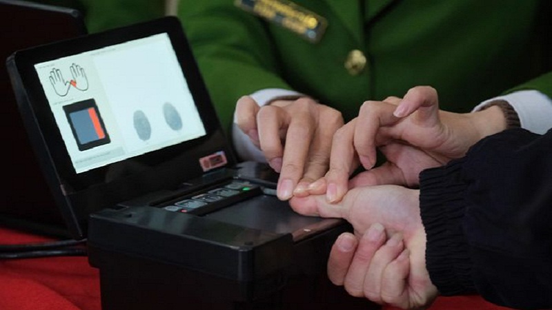 Hành động của ông Cường đã gây bức xúc cho nhiều người dân đã đăng ký, cấp số thứ tự và chờ đến lượt làm thủ tục. Ảnh minh hoạ Hành động của ông Cường đã gây bức xúc cho nhiều người dân đã đăng ký, cấp số thứ tự và chờ đến lượt làm thủ tục. Ảnh minh hoạ