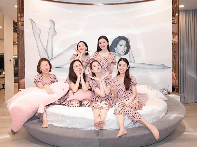 Mặc dù đây là không gian riêng tư nhưng Ngọc Trinh thoải mái để các cháu vui chơi, cũng như tiếp đón bạn bè. Ảnh: FB Mặc dù đây là không gian riêng tư nhưng Ngọc Trinh thoải mái để các cháu vui chơi, cũng như tiếp đón bạn bè. Ảnh: FB