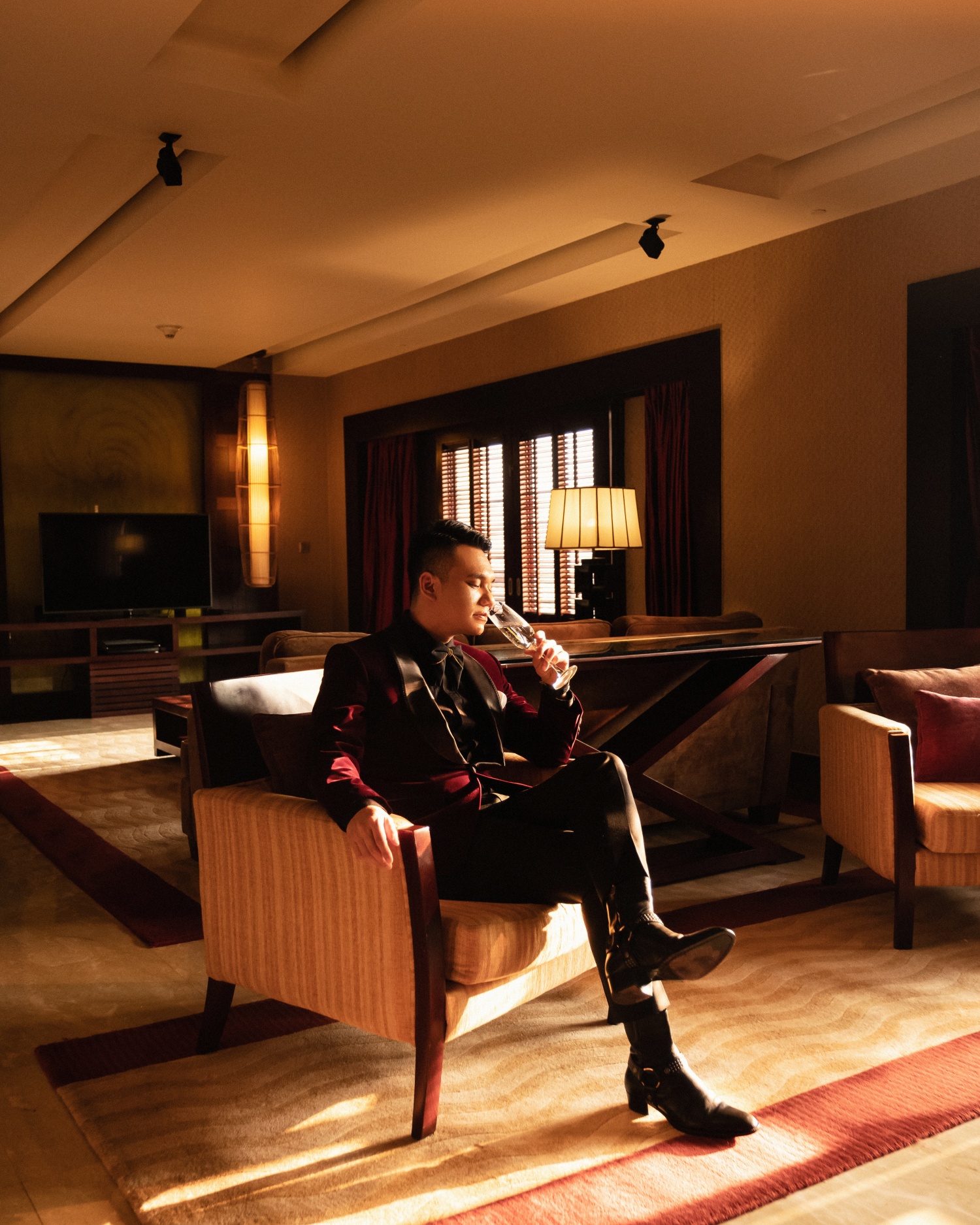 Màu MV mang đậm chất điện ảnh với bối cảnh được ghi hình tại khách sạn 5 sao InterContinental Hanoi Westlake. Màu MV mang đậm chất điện ảnh với bối cảnh được ghi hình tại khách sạn 5 sao InterContinental Hanoi Westlake.