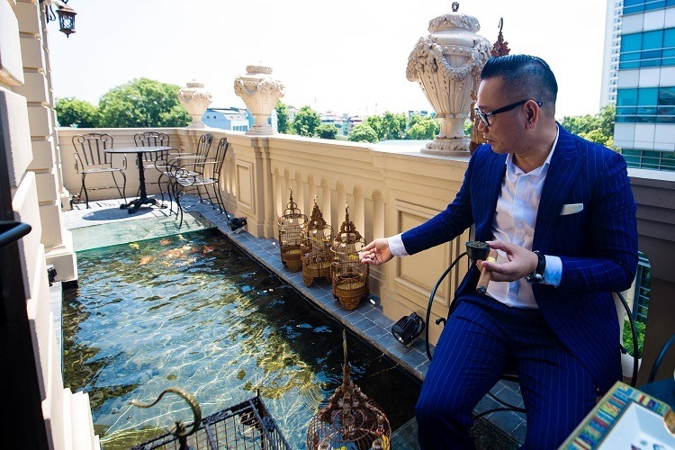 Trong căn biệt thự, Chương Tailor xây bể cá Koi 5 tỷ ở ban công và dành nguyên một tầng để nuôi chim đột biến. Trong căn biệt thự, Chương Tailor xây bể cá Koi 5 tỷ ở ban công và dành nguyên một tầng để nuôi chim đột biến.
