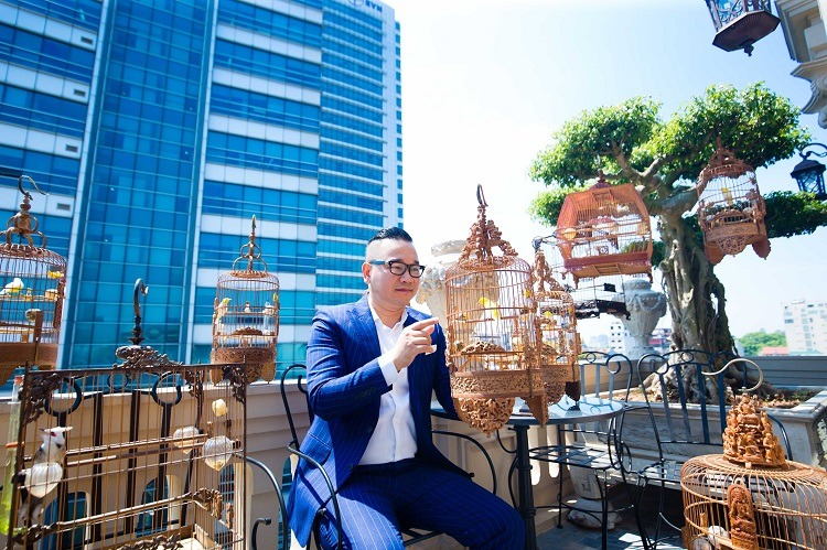 Ngoài biệt danh ông trùm ngành thời trang Việt, Chương Tailor còn có tiếng trong giới chơi chim đột biến ở Việt Nam. Ảnh: FB Ngoài biệt danh ông trùm ngành thời trang Việt, Chương Tailor còn có tiếng trong giới chơi chim đột biến ở Việt Nam. Ảnh: FB