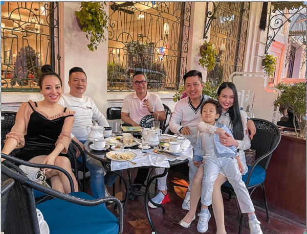 Vợ chồng anh Tuấn B. cũng có mối quan hệ thân thiết với nhiều nghệ sĩ trong showbiz. Vợ chồng anh Tuấn B. cũng có mối quan hệ thân thiết với nhiều nghệ sĩ trong showbiz.