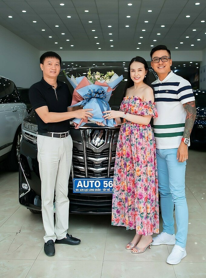 CEO Đào Nguyên sở hữu showroom chuyên bán các dòng xe cao cấp, đắt tiền… CEO Đào Nguyên sở hữu showroom chuyên bán các dòng xe cao cấp, đắt tiền…