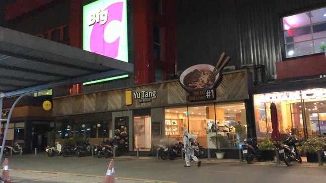Ngay khi tiếp nhận thông tin về F0, phường Trung Hoà đã tổ chức lực lượng phối hợp với Big C để trích xuất camera, tìm hiểu, xác minh những người tiếp xúc gần. Ảnh: CDC Hà Nội Ngay khi tiếp nhận thông tin về F0, phường Trung Hoà đã tổ chức lực lượng phối hợp với Big C để trích xuất camera, tìm hiểu, xác minh những người tiếp xúc gần. Ảnh: CDC Hà Nội