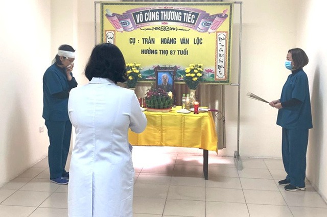 Vì công việc, vì sức khoẻ của đồng bào họ đành hy sinh nỗi niềm riêng của mình. Ảnh: FB Vì công việc, vì sức khoẻ của đồng bào họ đành hy sinh nỗi niềm riêng của mình. Ảnh: FB