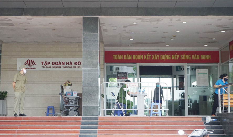 Sáng 26/5, Trung tâm Y tế quận Thanh Xuân cho biết, lực lượng chức năng quận Thanh Xuân đã phong tỏa tạm thời tòa nhà CT1-2 N2 (từ tầng 1 đến tầng 19) chung cư 183 Hoàng Văn Thái, phường Khương Trung nơi có ca mắc Covid-19. Ảnh: HNM Sáng 26/5, Trung tâm Y tế quận Thanh Xuân cho biết, lực lượng chức năng quận Thanh Xuân đã phong tỏa tạm thời tòa nhà CT1-2 N2 (từ tầng 1 đến tầng 19) chung cư 183 Hoàng Văn Thái, phường Khương Trung nơi có ca mắc Covid-19. Ảnh: HNM
