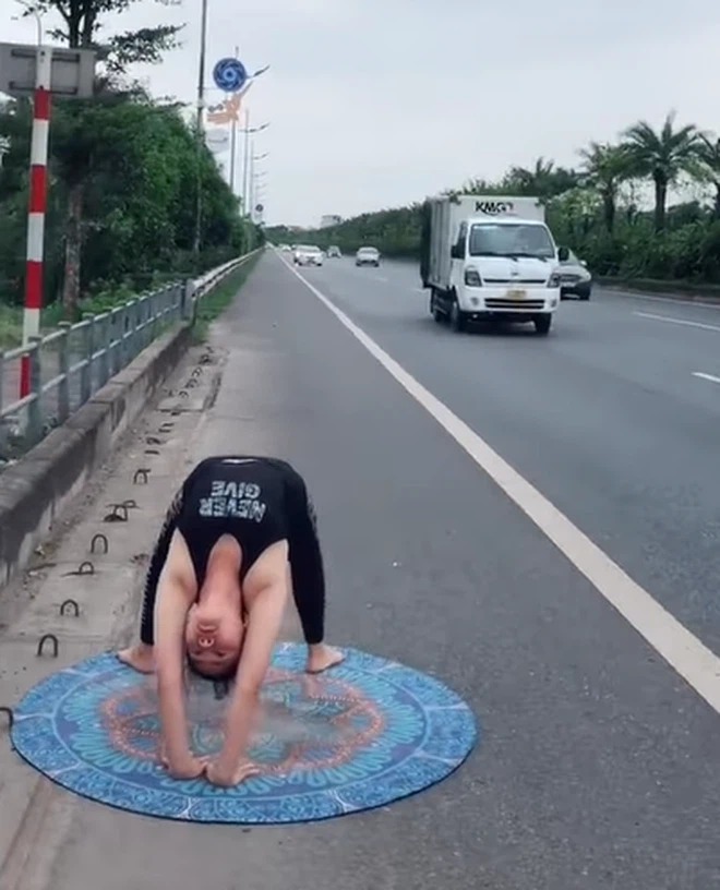 Bất chấp khói bụi và nguy cơ mất an toàn, người phụ nữ này vất bất chấp tập yoga ngay trên cao tốc. Ảnh cắt clip Bất chấp khói bụi và nguy cơ mất an toàn, người phụ nữ này vất bất chấp tập yoga ngay trên cao tốc. Ảnh cắt clip