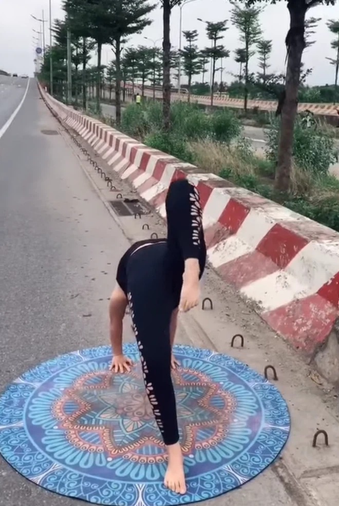 Covid tránh tụ tập nên ra đường tập một mình cho an toàn đây mà! Covid tránh tụ tập nên ra đường tập một mình cho an toàn đây mà!