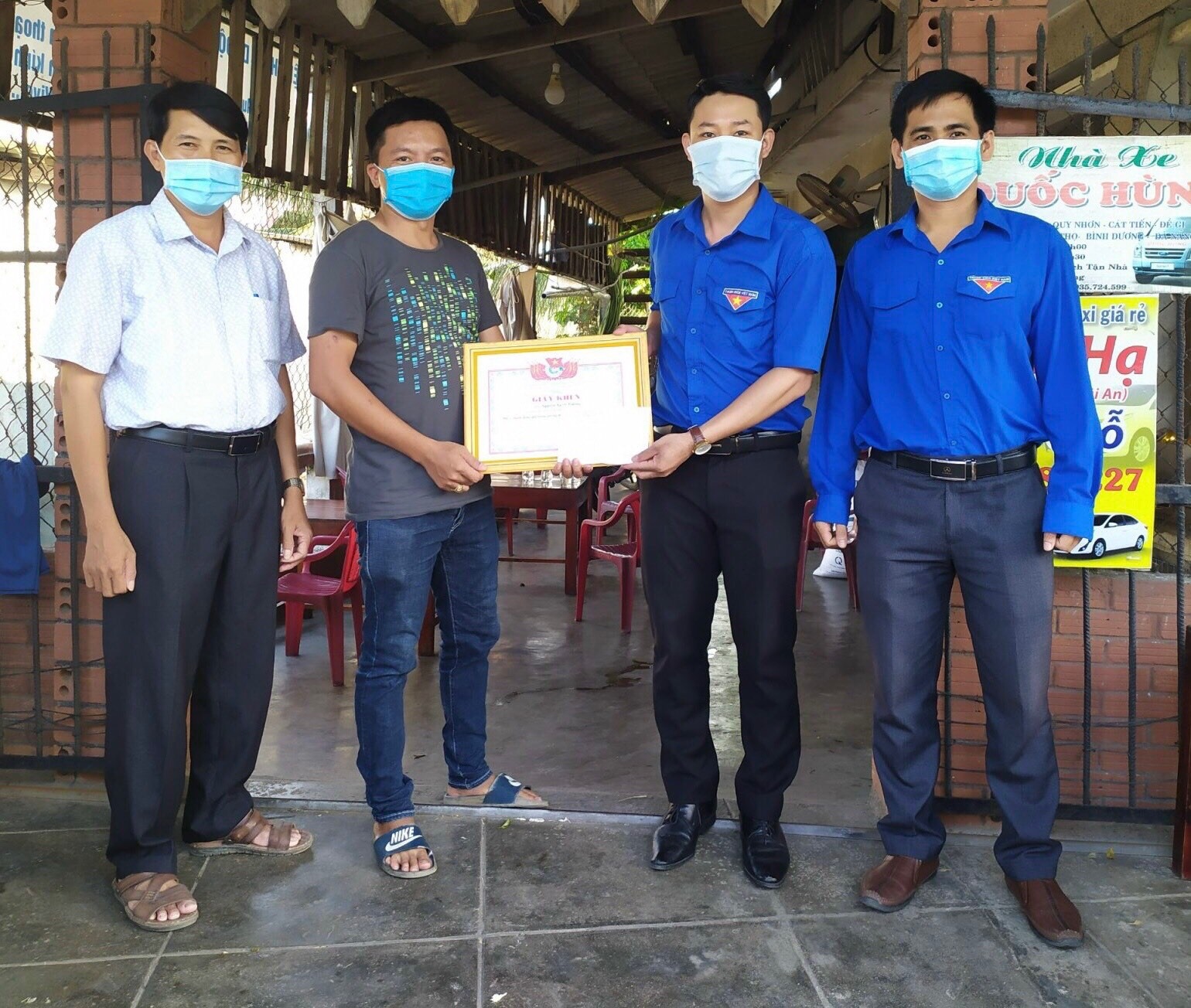 Huyện đoàn Phù Cát trao tặng giấy khen Gương “Người tốt – Việc tốt”. Ảnh: Huyện đoàn Phù Cát Huyện đoàn Phù Cát trao tặng giấy khen Gương “Người tốt – Việc tốt”. Ảnh: Huyện đoàn Phù Cát
