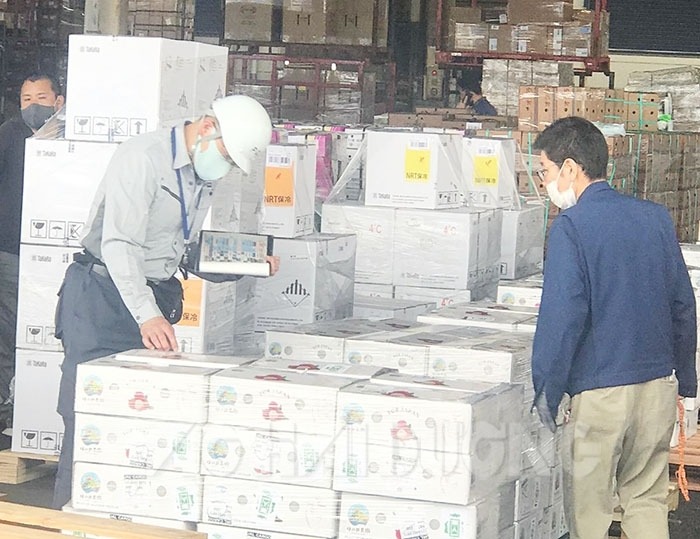 Từ năm 2020, Nhật Bản chính thức chấp thuận nhập khẩu quả vải tươi của Việt Nam. Công ty CP Ameii Việt Nam là một trong những đơn vị xuất khẩu thành công vải vào thị trường Nhật Bản. Ngay trong năm 2020, đơn vị đã xuất khẩu khoảng 30 tấn vải sang Nhật Bản. Ảnh: Báo Hải Dương Từ năm 2020, Nhật Bản chính thức chấp thuận nhập khẩu quả vải tươi của Việt Nam. Công ty CP Ameii Việt Nam là một trong những đơn vị xuất khẩu thành công vải vào thị trường Nhật Bản. Ngay trong năm 2020, đơn vị đã xuất khẩu khoảng 30 tấn vải sang Nhật Bản. Ảnh: Báo Hải Dương