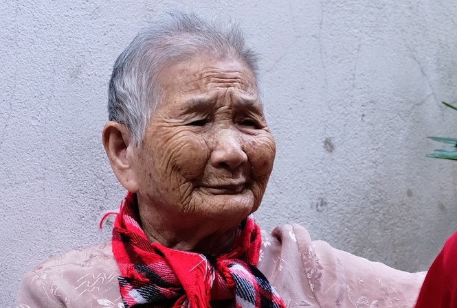 Chồng con hi sinh để đất nước có hòa bình, hành động nhỏ nhưng đầy ý nghĩa của mẹ Thanh, mẹ Chi nhắc nhở thế hệ trẻ hôm nay nhiều điều. Ảnh: ĐN Chồng con hi sinh để đất nước có hòa bình, hành động nhỏ nhưng đầy ý nghĩa của mẹ Thanh, mẹ Chi nhắc nhở thế hệ trẻ hôm nay nhiều điều. Ảnh: ĐN