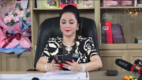 Buổi livestream của bà PH tối ngày 25/5 đã phá vỡ mọi kỷ lục tại Việt Nam. Ảnh chụp màn hình Buổi livestream của bà PH tối ngày 25/5 đã phá vỡ mọi kỷ lục tại Việt Nam. Ảnh chụp màn hình