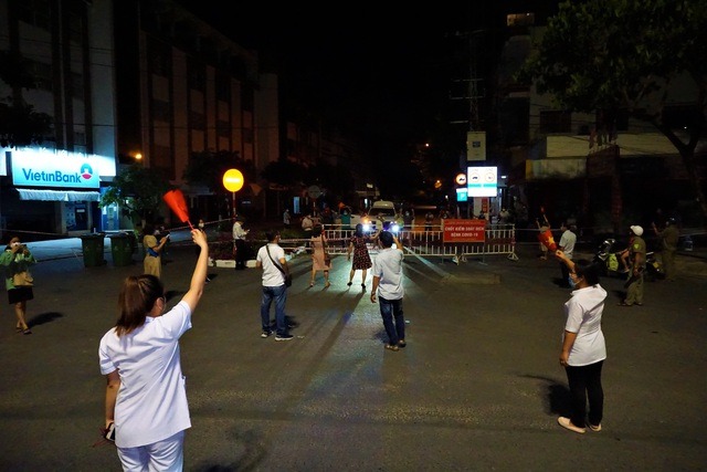 Trên phố, người dân cầm cờ vẫy và reo hò vui mừng như đón năm mới. Tuy nhiên, ai cũng cẩn thận đeo khẩu trang và giữ khoảng cách. Ảnh: Dân trí Trên phố, người dân cầm cờ vẫy và reo hò vui mừng như đón năm mới. Tuy nhiên, ai cũng cẩn thận đeo khẩu trang và giữ khoảng cách. Ảnh: Dân trí
