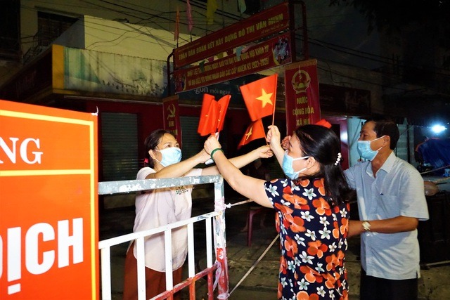 Ai ai cũng đợi giây phút này như háo hức đêm giao thừa, cảm xúc hạnh phúc sau nhiều ngày không được ra khỏi nhà, đồng lòng cùng Đà Nẵng chống dịch. Ảnh: DT Ai ai cũng đợi giây phút này như háo hức đêm giao thừa, cảm xúc hạnh phúc sau nhiều ngày không được ra khỏi nhà, đồng lòng cùng Đà Nẵng chống dịch. Ảnh: DT