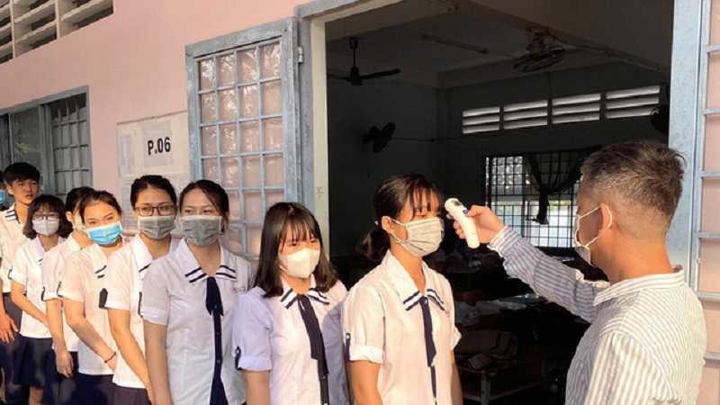 Thí sinh được phát tờ khai y tế và điền thông tin trước khi làm thủ tục thi. Ảnh minh hoạ