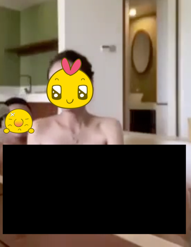 Vụ gái xinh thi hoa hậu nghi lộ clip nóng: Cuối cùng dân mạng cũng tìm ra cảnh cô xuất hiện ở 'Về Nhà Đi Con' Vụ gái xinh thi hoa hậu nghi lộ clip nóng: Cuối cùng dân mạng cũng tìm ra cảnh cô xuất hiện ở 'Về Nhà Đi Con'