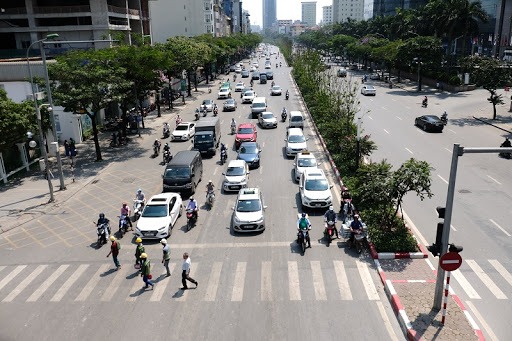 Nắng nóng có thể gây tình trạng mất nước, kiệt sức, đột quỵ do sốc nhiệt đối với cơ thể người khi tiếp xúc lâu với nền nhiệt độ cao. Ảnh minh hoạ