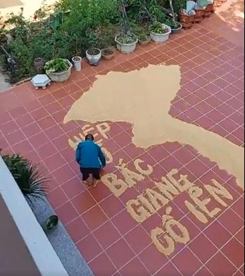Anh Huy tỉ mỉ tự tay thiết kế bản đồ Việt Nam bằng thóc để cổ vũ tinh thần chống dịch Covid-19 của bà con tỉnh nhà. Ảnh cắt clip Anh Huy tỉ mỉ tự tay thiết kế bản đồ Việt Nam bằng thóc để cổ vũ tinh thần chống dịch Covid-19 của bà con tỉnh nhà. Ảnh cắt clip