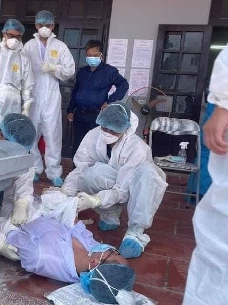 Khi thấy người có biểu hiện sốc nhiệt, tốt nhất nên chuyển ngay nạn nhân vào nơi râm mát để ngồi nghỉ, nới lỏng quần áo. Sau đó cần tìm nước mát, đổ lên đầu, vẩy nước lên người nạn nhân. Ảnh: FB Khi thấy người có biểu hiện sốc nhiệt, tốt nhất nên chuyển ngay nạn nhân vào nơi râm mát để ngồi nghỉ, nới lỏng quần áo. Sau đó cần tìm nước mát, đổ lên đầu, vẩy nước lên người nạn nhân. Ảnh: FB