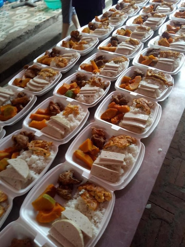 Những phần cơm bắt mắt, mang bao tâm sức ở khu cách ly vậy mà vẫn có người chê Những phần cơm bắt mắt, mang bao tâm sức ở khu cách ly vậy mà vẫn có người chê