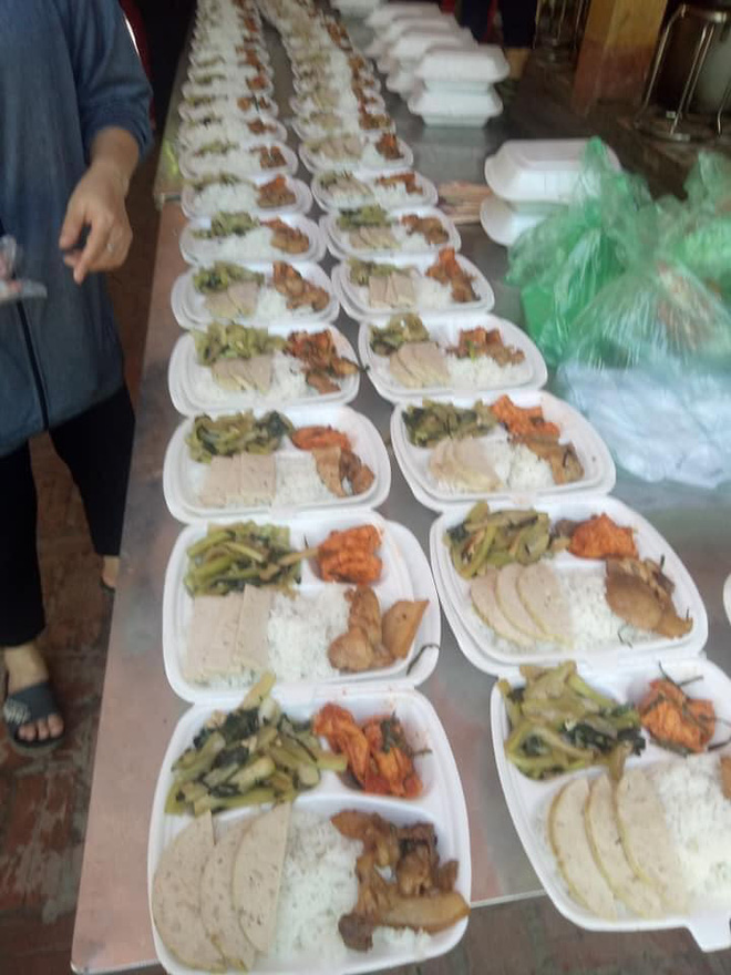 Những phần cơm bắt mắt, mang bao tâm sức ở khu cách ly vậy mà vẫn có người chê Những phần cơm bắt mắt, mang bao tâm sức ở khu cách ly vậy mà vẫn có người chê