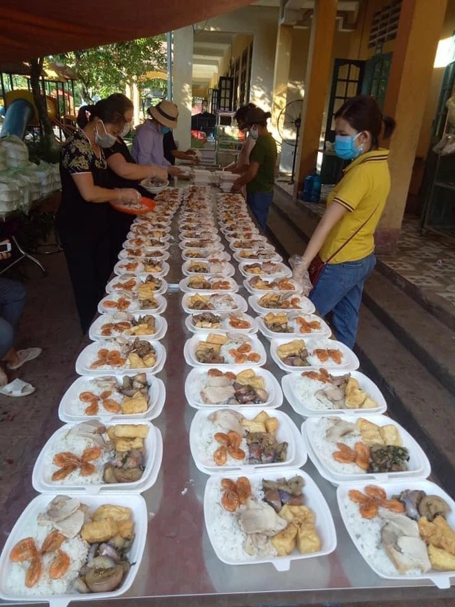 Sau những hộp cơm sạch sẽ, đẹp mắt, đảm bảo dinh dưỡng này là tấm lòng, tâm sức của đông đảo người dân, chính quyền và các nhóm thiện nguyện. Ảnh: FB Sau những hộp cơm sạch sẽ, đẹp mắt, đảm bảo dinh dưỡng này là tấm lòng, tâm sức của đông đảo người dân, chính quyền và các nhóm thiện nguyện. Ảnh: FB