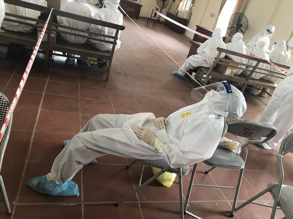 Trong suốt thời gian cách ly, 57, cán bộ học sinh nhà trường được lực lượng y, bác sĩ, cán bộ làm nhiệm vụ hỗ trợ, chăm sóc...Ảnh: FB