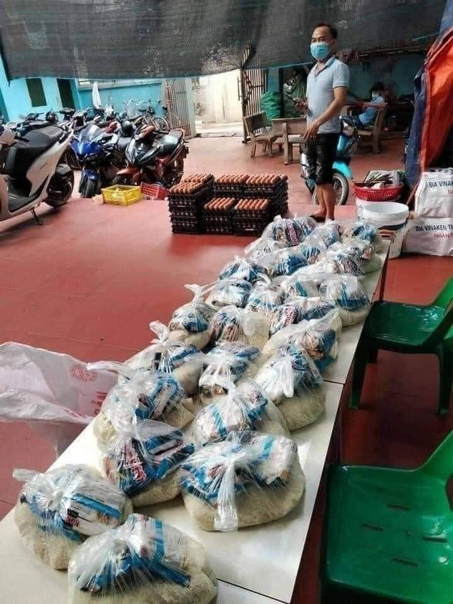 Lương công nhân không mấy dư dả, thêm ảnh hưởng từ dịch bệnh, có lẽ nhiều người sẽ gặp khó. Trong hoàn cảnh ấy, hành động của ông chủ một dãy trọ công nhân mới thật ấm áp làm sao! Ảnh: FB Lương công nhân không mấy dư dả, thêm ảnh hưởng từ dịch bệnh, có lẽ nhiều người sẽ gặp khó. Trong hoàn cảnh ấy, hành động của ông chủ một dãy trọ công nhân mới thật ấm áp làm sao! Ảnh: FB