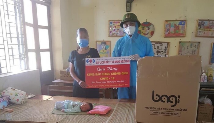 Mẹ bé Phương Anh thay mặt cháu ủng hộ công tác phòng, chống dịch bệnh của tỉnh nhà. Ảnh: FB Mẹ bé Phương Anh thay mặt cháu ủng hộ công tác phòng, chống dịch bệnh của tỉnh nhà. Ảnh: FB