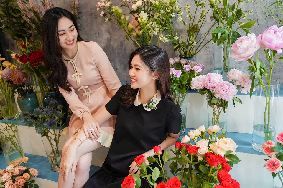 Hoa hậu Ngọc Hân, Mỹ Linh đọ dáng tại tiệm hoa đẹp như trời Âu  5