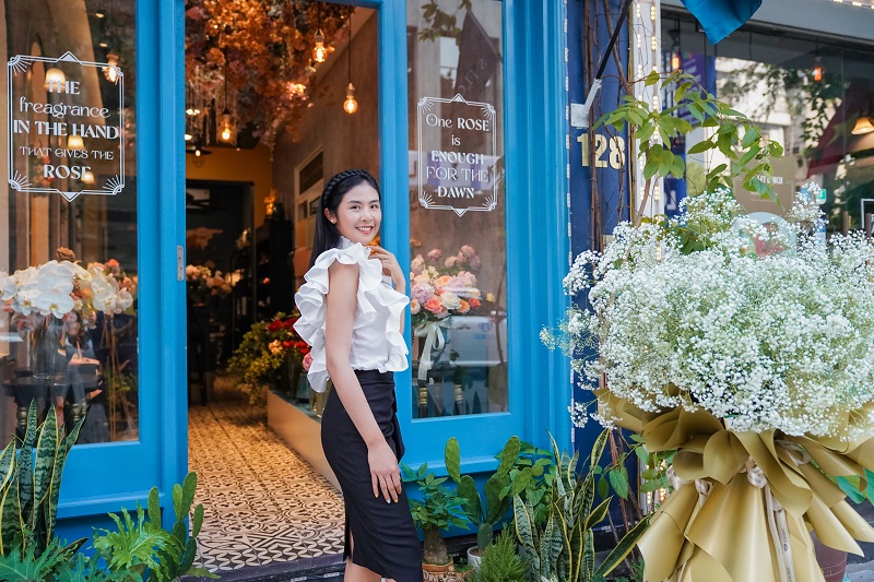 Hoa hậu Ngọc Hân, Mỹ Linh so tài cắm hoa tại tiệm hoa đẹp như ở trời Âu Hoa hậu Ngọc Hân, Mỹ Linh so tài cắm hoa tại tiệm hoa đẹp như ở trời Âu